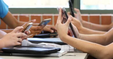 Escolas criam estratégias para tentar tirar os alunos do celular